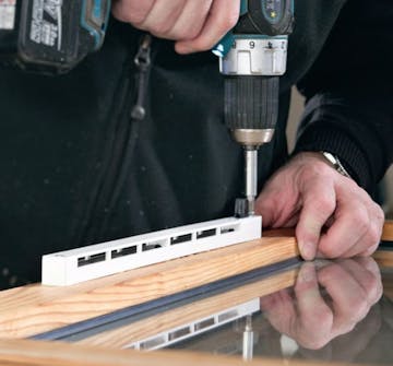 Spaltventil: Den invändiga delen av spaltventilen fästs. Spaltventil: Den invändiga delen av spaltventilen fästs.